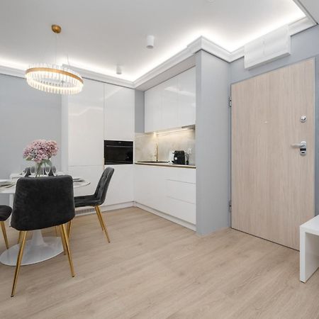 Elegant Apartment With Balcony By The Oder River In Wroclaw By Renters Prestige Buitenkant foto