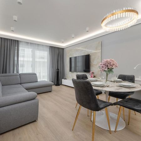 Elegant Apartment With Balcony By The Oder River In Wroclaw By Renters Prestige Buitenkant foto