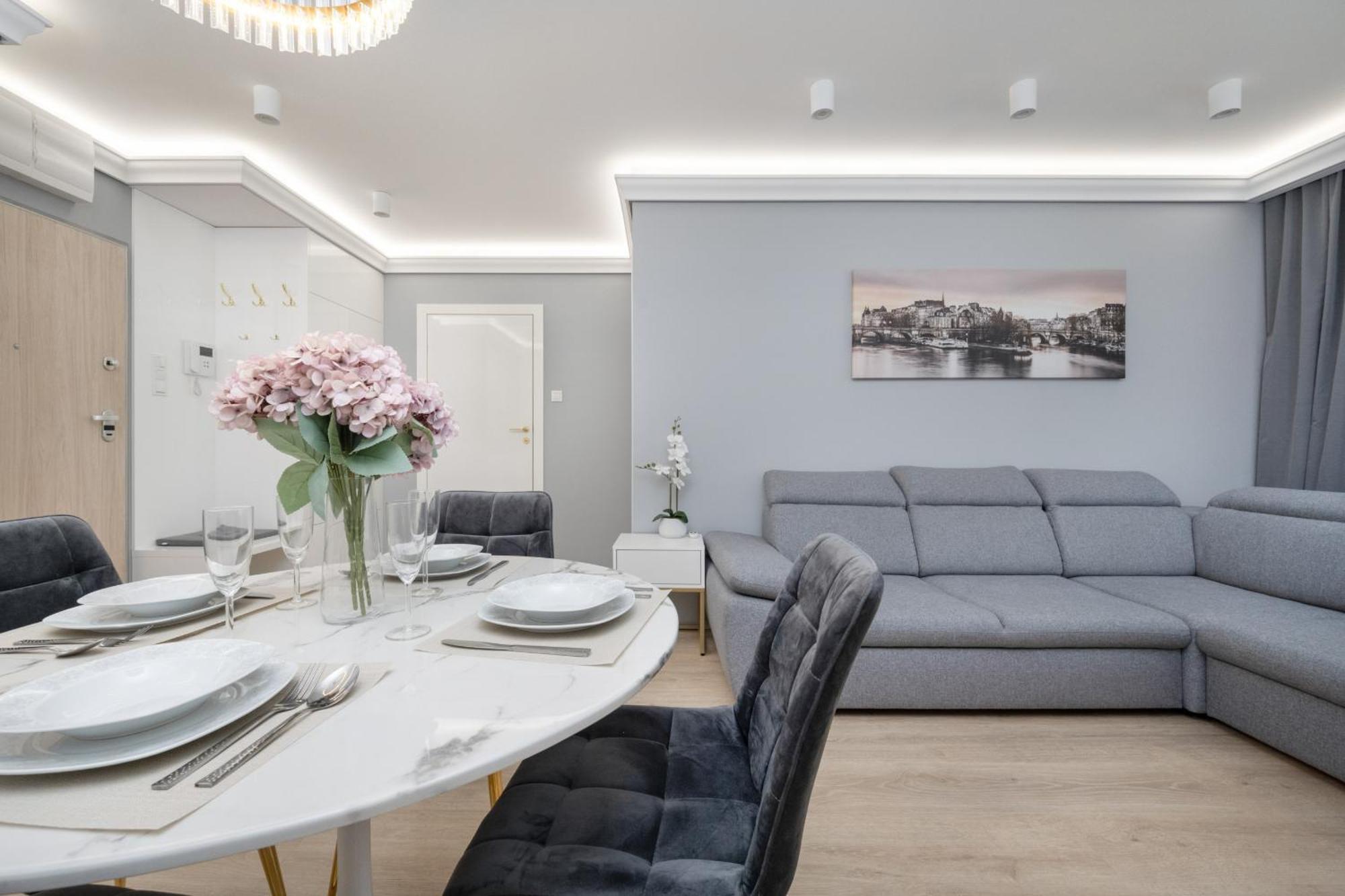 Elegant Apartment With Balcony By The Oder River In Wroclaw By Renters Prestige Buitenkant foto