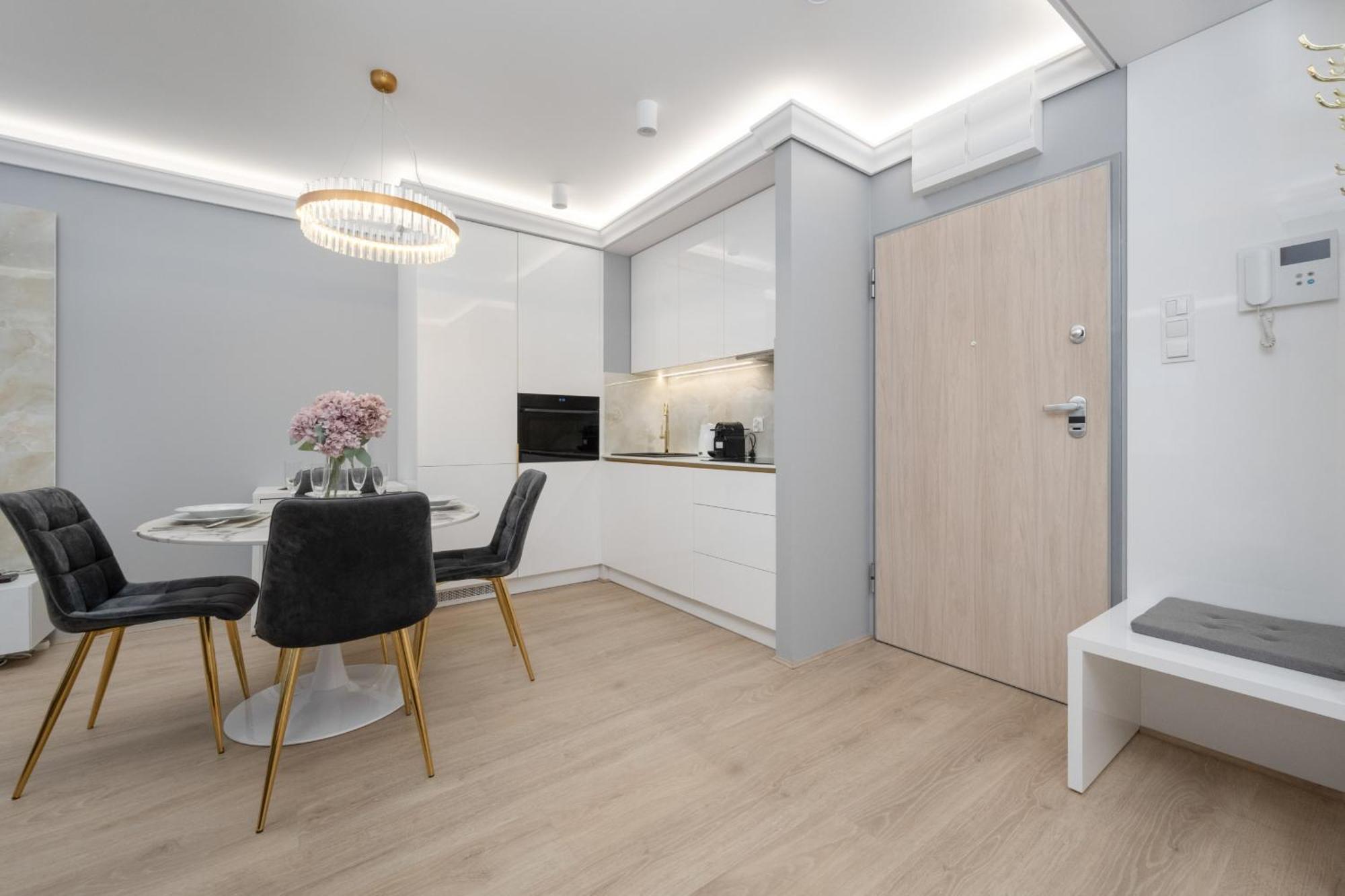 Elegant Apartment With Balcony By The Oder River In Wroclaw By Renters Prestige Buitenkant foto