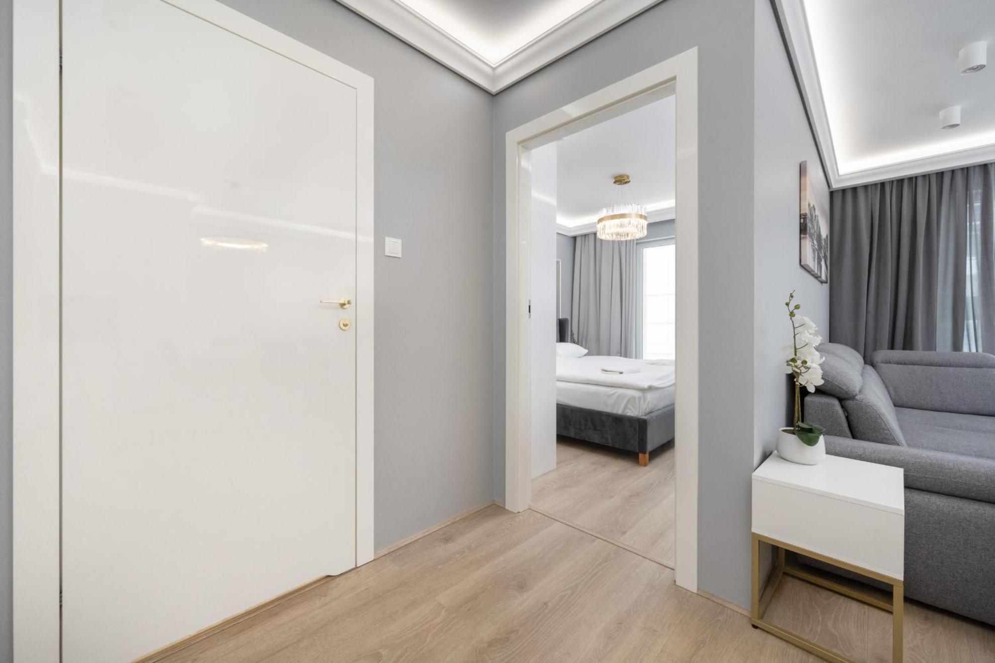 Elegant Apartment With Balcony By The Oder River In Wroclaw By Renters Prestige Buitenkant foto