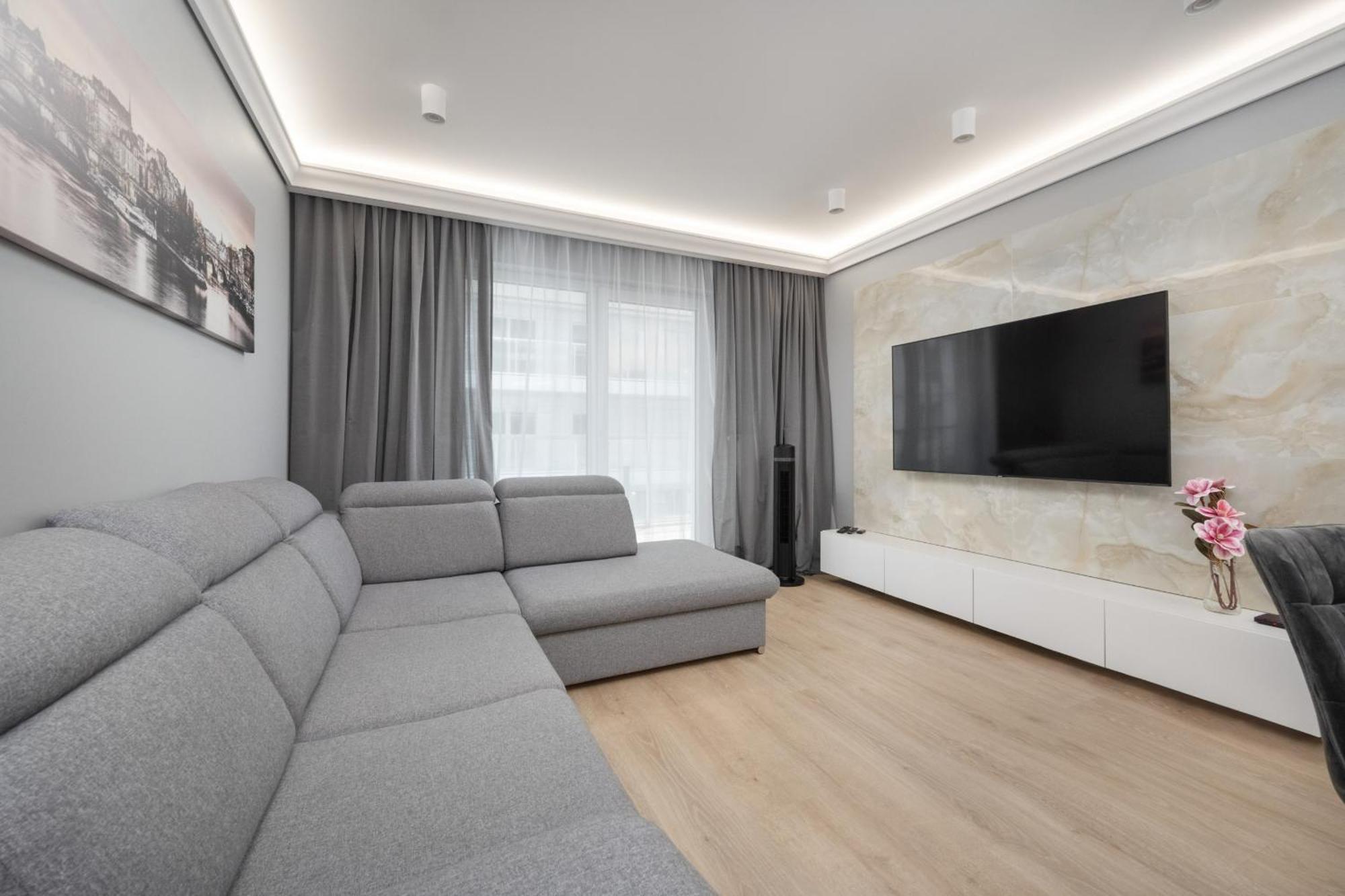 Elegant Apartment With Balcony By The Oder River In Wroclaw By Renters Prestige Buitenkant foto