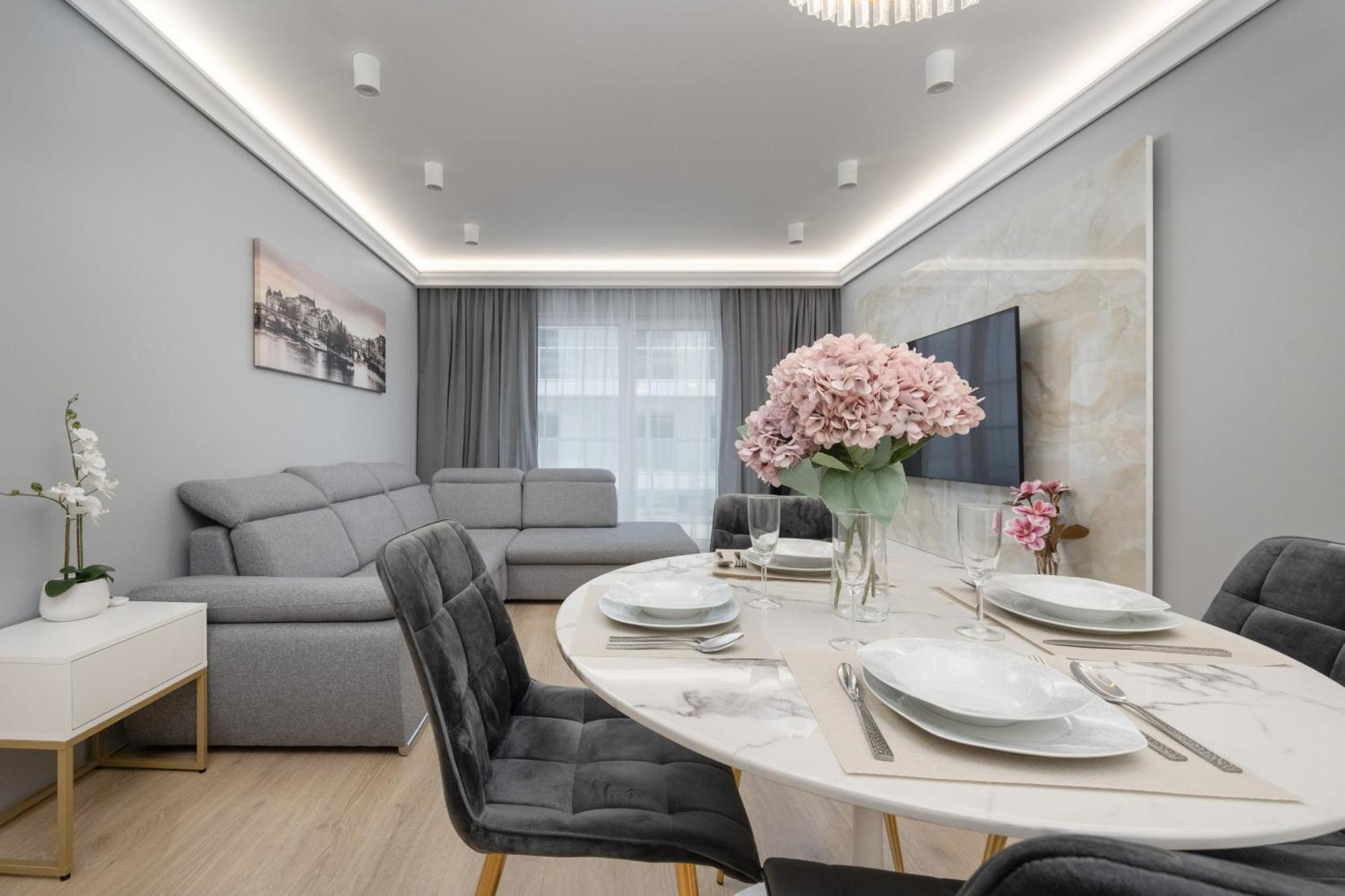 Elegant Apartment With Balcony By The Oder River In Wroclaw By Renters Prestige Buitenkant foto